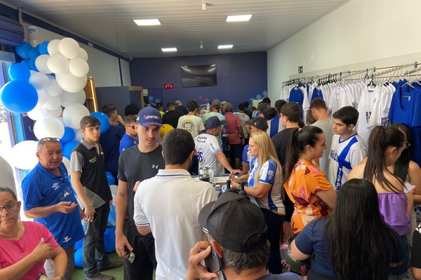 Torcedores lotam a loja da URT no lançamento do sócio torcedor 2026