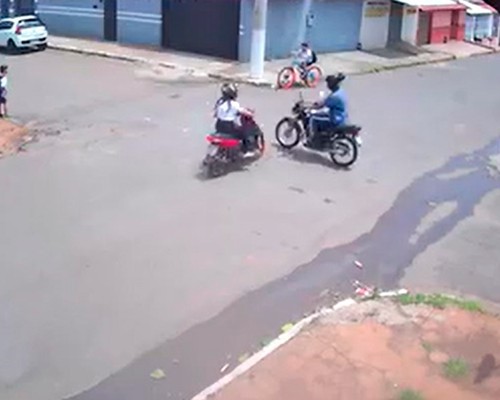 Imagens mostram colisão de motos e estudantes pedindo socorro para as vítimas