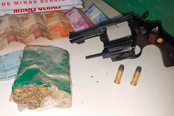 Polícia Militar encontra revólver, dinheiro e maconha na zona rural de Patos de Minas