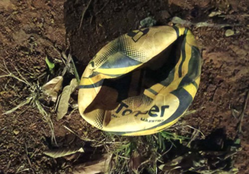 Morador fura a bola e futebol em campo improvisado vira caso de polícia em Santana de Patos