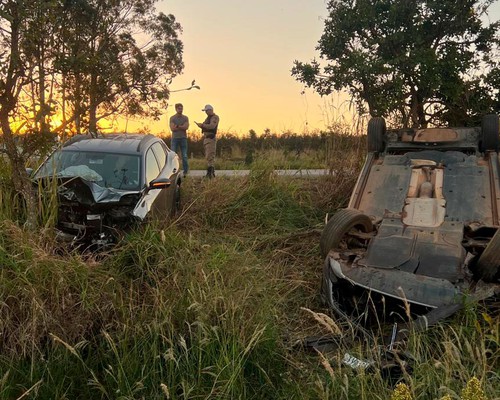 Veículos batem de frente e pelo menos três pessoas ficam feridas na BR 146, em Patos de Minas