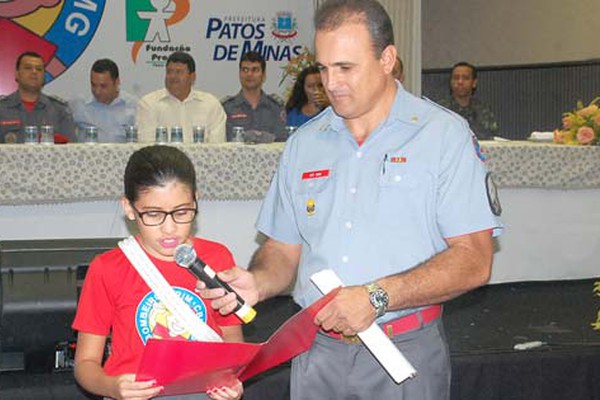 Cheios de orgulho, alunos do Projeto Bombeiro Mirim recebem certificado de formatura
