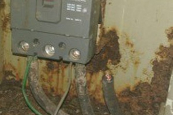 Moradores ficam no escuro após furto de fios do padrão de energia, em Patos de Minas