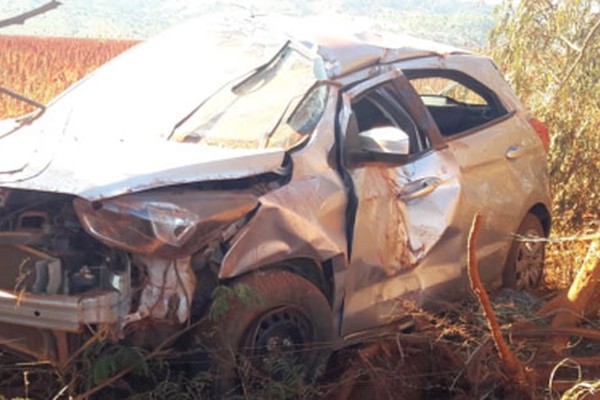 Condutor perde o controle da direção durante curva e fica ferido em estrada rural de Patos de Minas