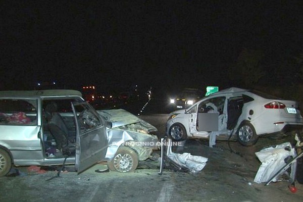 Grave acidente com três veículos na BR365 deixa um militar da reserva morto e cinco feridos