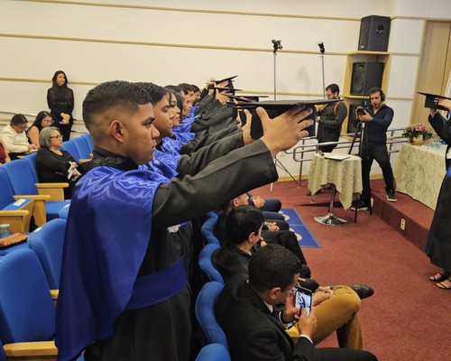 Estudantes do Panamá se formam no Unipam em cerimônia marcada pela emoção em Patos de Minas
