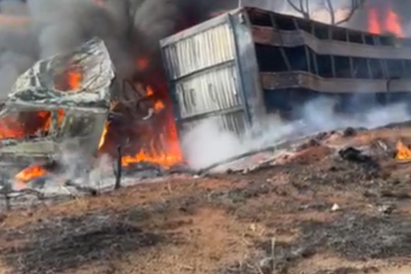 Caminhão boiadeiro que transportava 24 animais tomba e pega fogo na BR 365; veja