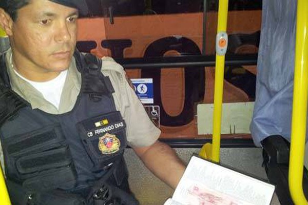 Homem assalta ônibus usando uma bíblia e acaba preso pela Polícia Militar