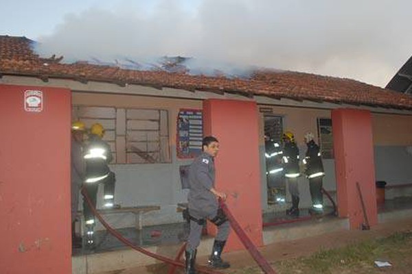 Incêndio destrói sala do CRAS IV e mobiliza Corpo de Bombeiros