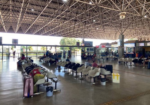 Homem é preso após insistir em aperto de mão e tentar beijar à força funcionária de guichê na rodoviária