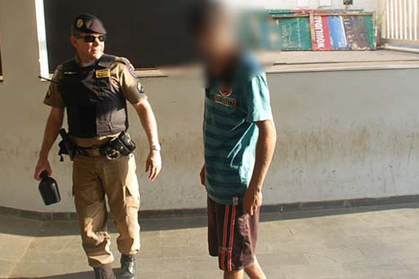 PM encontra moto furtada e porção de droga na casa de adolescente no Bairro Planalto