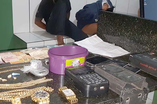 Polícia Militar prende casal com pedras de crack, jóias e dinheiro na Vila Rosa