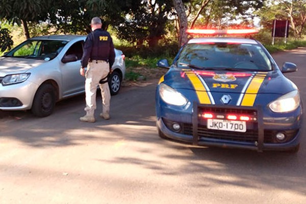 Casal é preso pela PRF ao ser flagrado na BR 365 em Patos de Minas com carro roubado