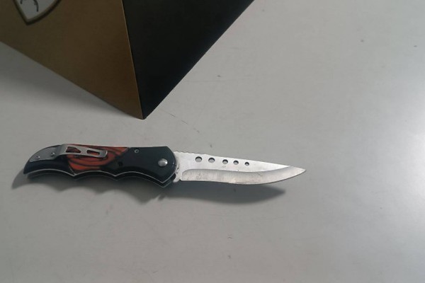 Mulher xinga funcionárias de conveniência, saca canivete e fere outro empregado de posto de combustíveis