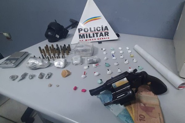 Em operação para localizar moto furtada, Polícia Militar descobre boca de fumo com drogas e arma