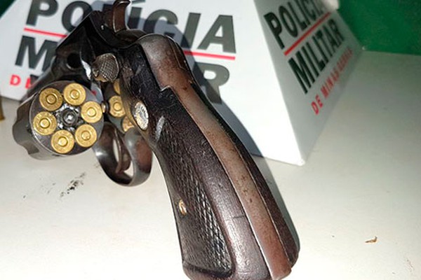 Polícia Militar encontra revólver carregado em casa no Jardim Paulistano e prende morador