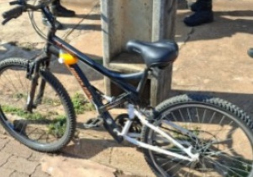 Homem chega em bicicletaria com bicicleta furtada, pede para tomar água e sai furtando mais uma