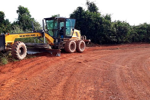 Prefeitura destina quatro equipes para fazer manutenção das estradas rurais do município