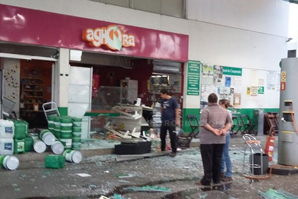 Bandidos fortemente armados explodem caixas eletrônicos de Cooperativa em Patrocínio