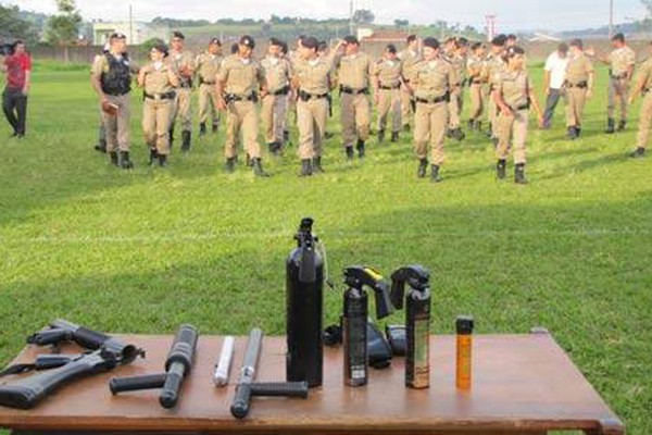 Policiais da região passam por treinamento com pistola de impulso elétrico