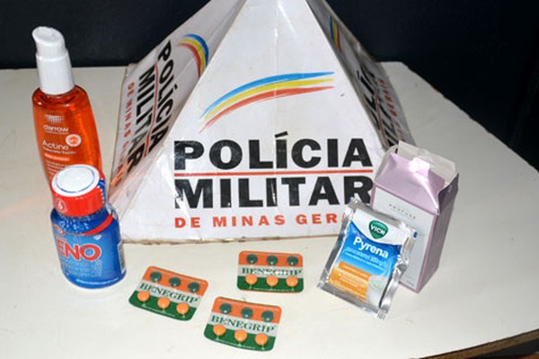 Idosa de 66 anos é flagrada novamente furtando medicamentos de farmácia em Patos de Minas