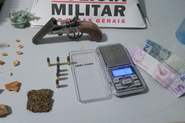 Jovem é flagrado com drogas, balança de precisão, arma de fogo e acaba preso em Patos de Minas