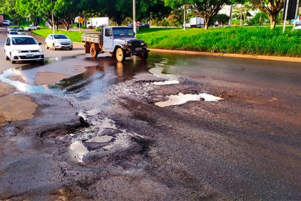 Vazamento de água e buracos dificultam a vida dos condutores que passam pela avenida JK