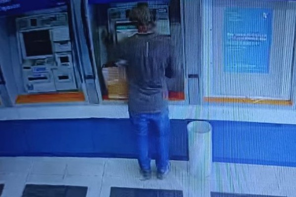 Ladrão usa método curioso e furta vários envelopes com dinheiro de agências da Caixa