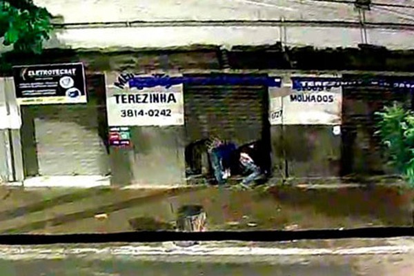 Imagens mostram a ação de ladrões tentando arrombar mercearia na avenida Brasil
