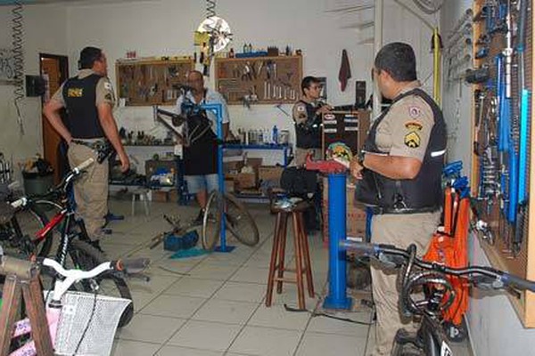 Assaltantes levam mais de R$ 10 mil de bicicletaria no centro da cidade