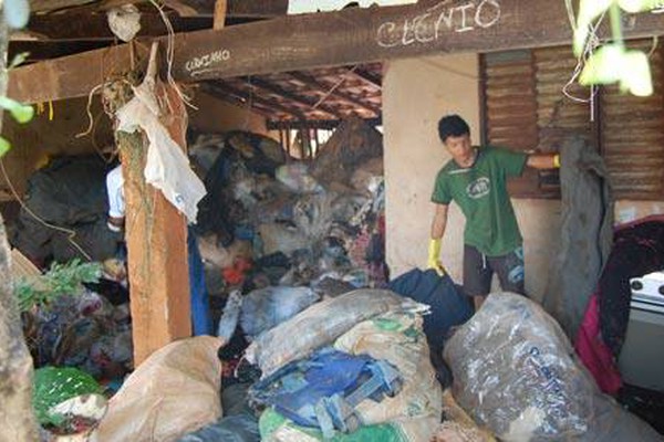 Com ordem judicial, Prefeitura limpa casa de família que vivia no meio do lixo