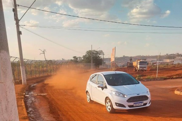 Casas são cobertas por nuvem de poeira e moradores cobram medidas da Prefeitura