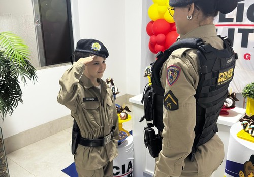 Garotinho que sonha em ser policial militar recebe visita surpresa na comemoração do aniversário