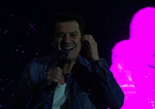 Hugo e Guilherme cantam “Mágica” e põem público para cantar na Fenamilho 2026; veja ao vivo