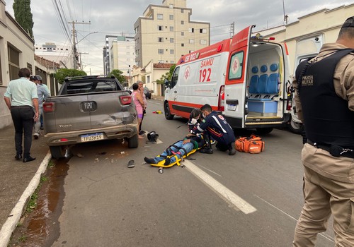 Motociclista e passageira ficam feridos em acidente envolvendo três veículos em Patos de Minas