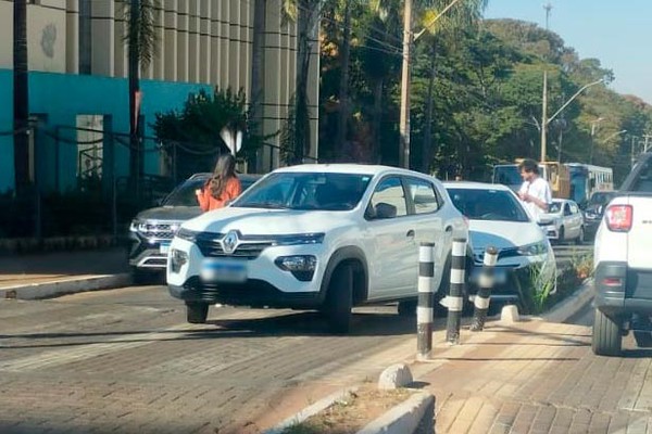 Veículo para na faixa de pedestre e é atingido em cheio por outros dois veículos na Major Gote