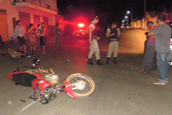 Motociclista atravessa a rua Duque de Caxias, bate em outra moto e deixa três feridos