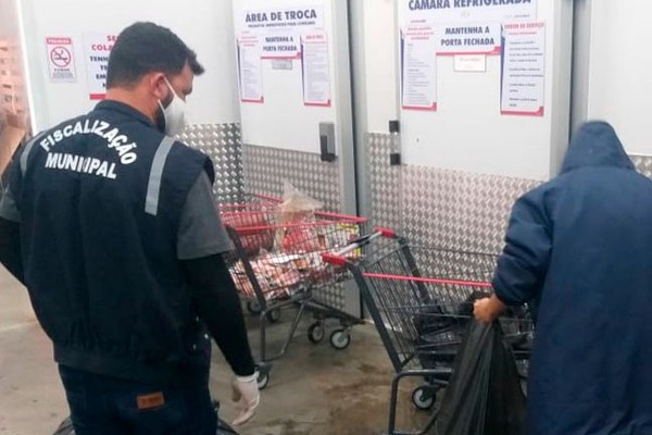 Procon e Vigilância Sanitária fiscalizam hipermercado e encontram mais de 250 kg de alimentos sem condições de consumo