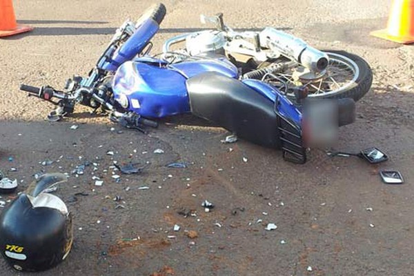Motociclista de 20 anos morre ao bater em caminhão no bairro Jardim Esperança