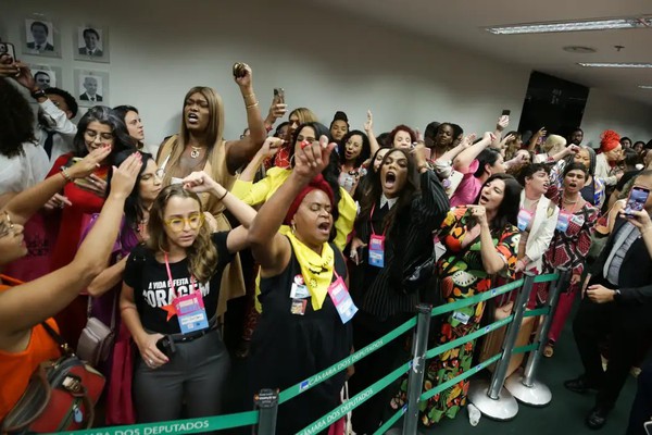 Sob protestos, CCJ da Câmara aprova PEC que proíbe aborto legal