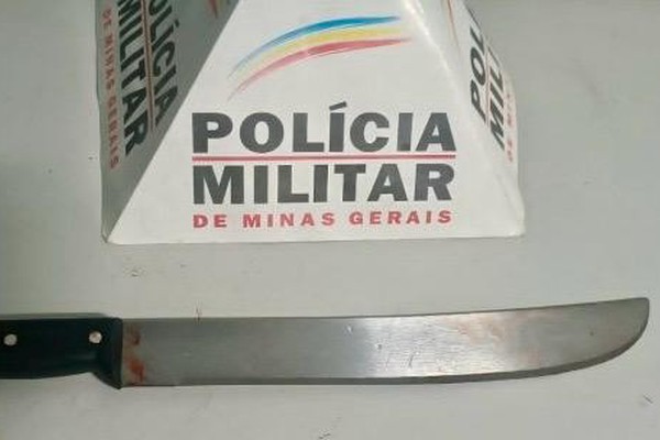 Pai se nega a dar dinheiro para o filho, é agredido e quase atingido por golpe de facão em Patos de Minas