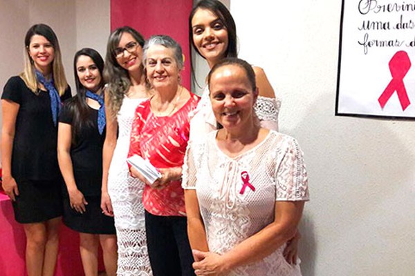 Universitários da FPM realizam palestra em luta contra o câncer de mama em Patos de Minas
