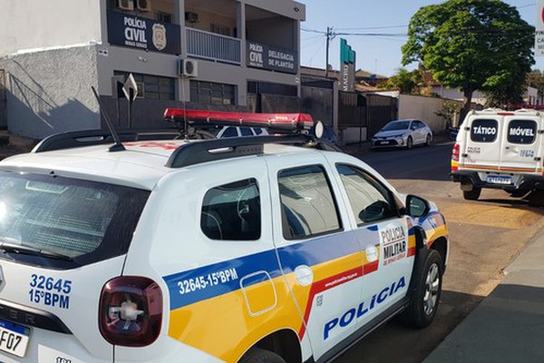 Garoto em surto com facas na mão mobiliza a polícia e mãe é presa por abandono de incapaz