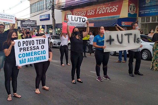 Comerciantes fazem manifesto no Centro de Patos de Minas em prol da abertura das lojas
