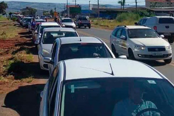 Com medo de faltar combustível, motoristas lotam postos em Patos de Minas e preço sobe
