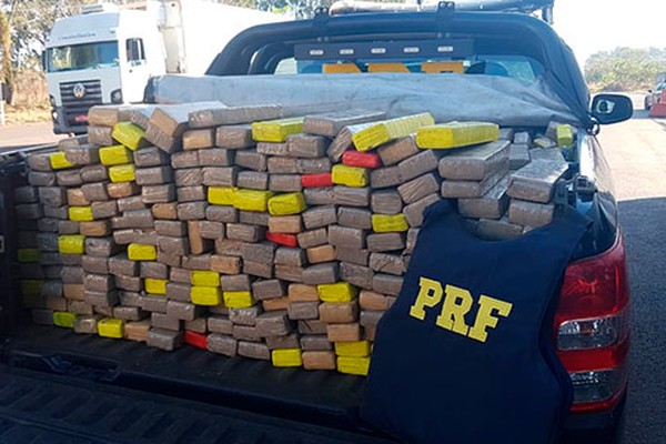 Polícia Rodoviária Federal encontra grande quantidade de droga em fundo falso de caminhão