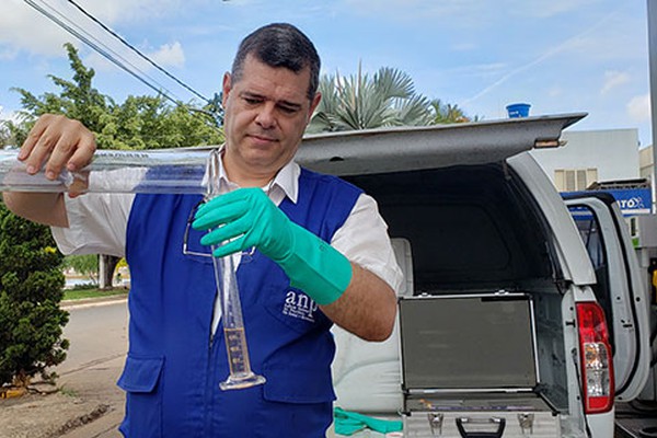 Fiscalização em postos encontram bombas entregando menos combustível em Patos de Minas