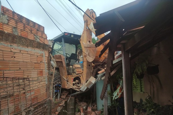 Máquina que atuava pela Copasa volta em morro e derruba parte de casa em Patos de Minas