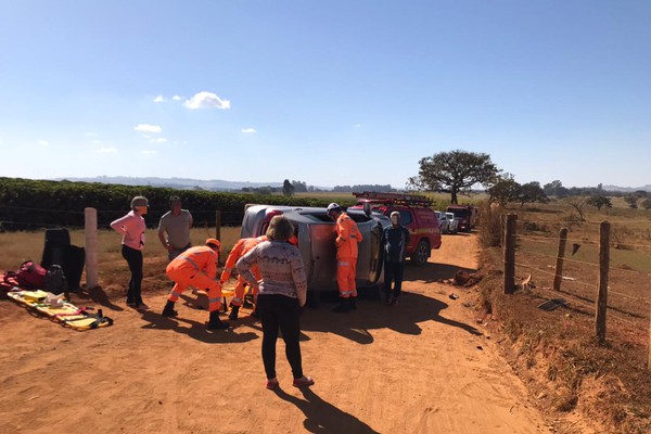 Capotamento em estrada na zona rural de Patos de Minas deixa 4 mulheres e uma criança feridas