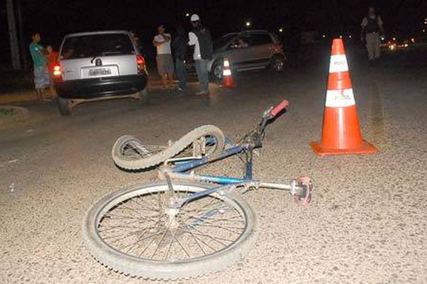 Ciclista atropelado na avenida Marabá é levado inconsciente para o hospital